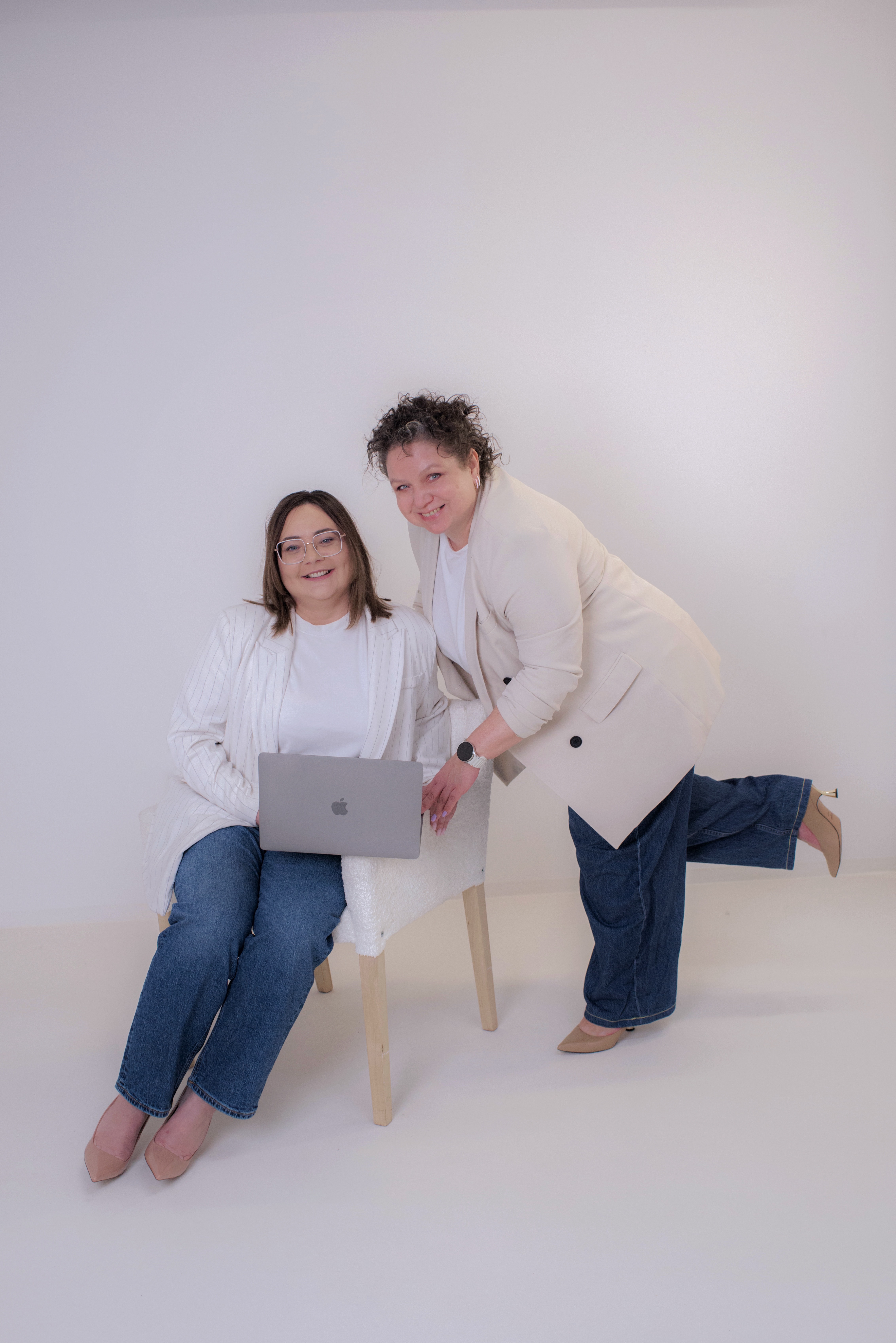 Patrycja i Natalie z laptopem